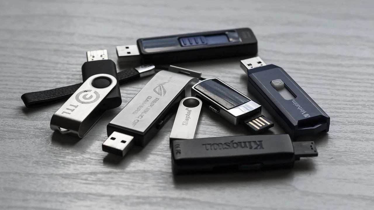 Pendrive z logo: kiedy nadal ma sens i jak uniknąć tanich pułapek